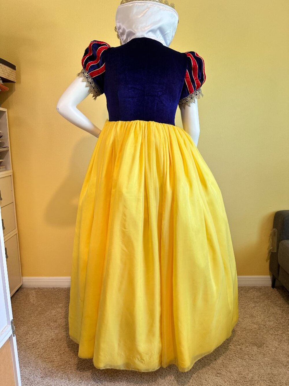 Disney Snow White Deluxe Adult Costume Premium Princess Dress MSRP $169 - Picture 2 of 4